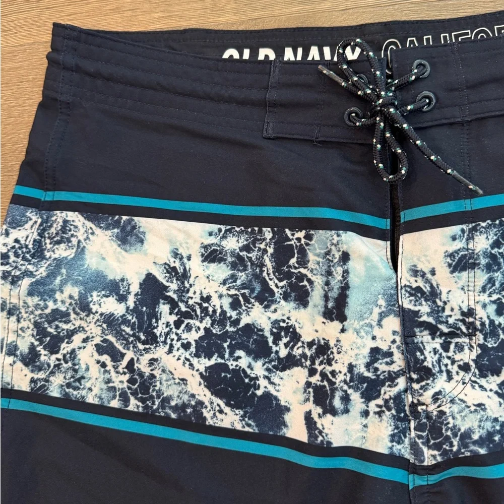 Old Navy Color-Blocked Built-In Flex Board Shorts Blue White Ocean Waves